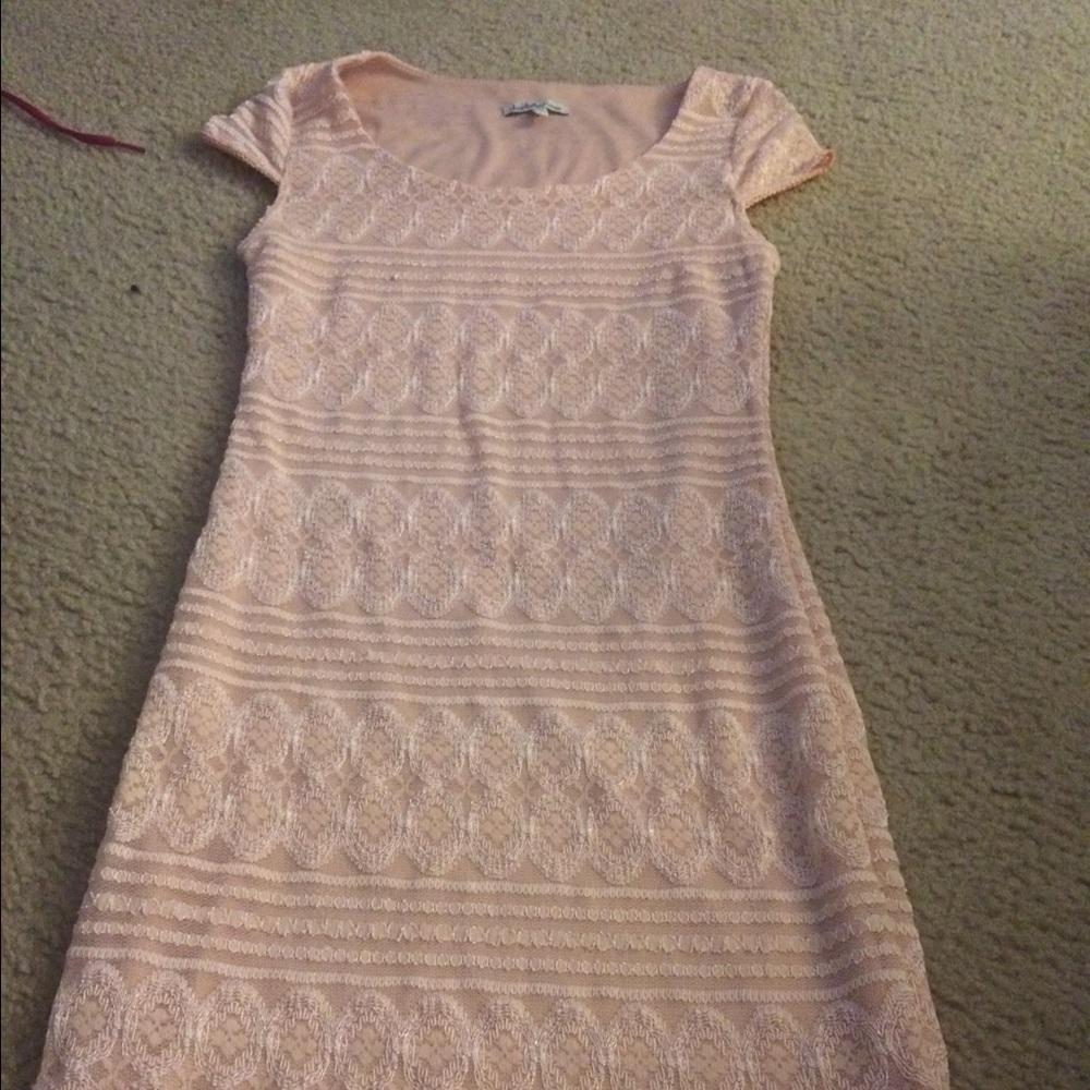 Gorgeous pink lace body con dress! 👗