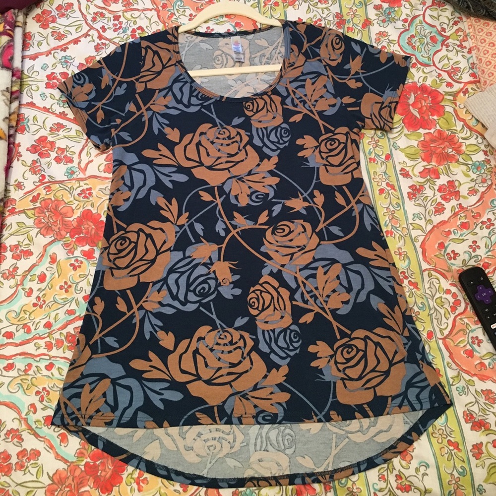 Super cute lularoe t-shirt