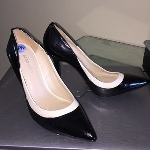 BCBG shoes 6 1/2 pumps Black and white