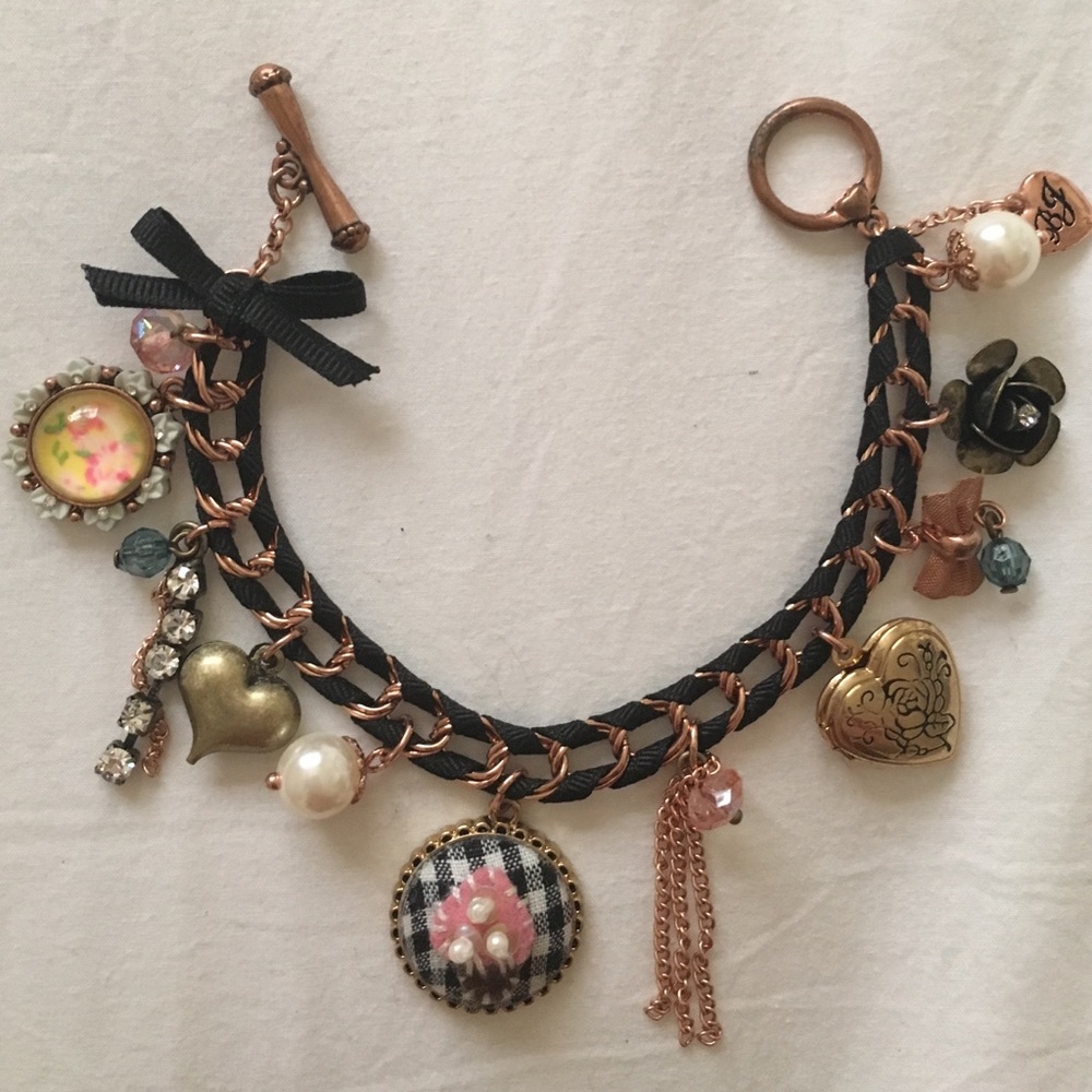 BETSEY JOHNSON CHARM BRACELET