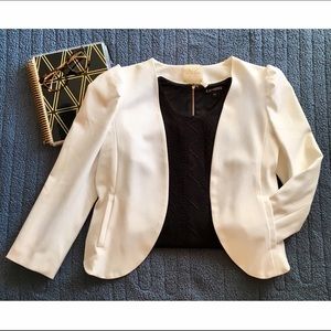 White 3/4 Sleeve Blazer w High Back •[SIZE M]•