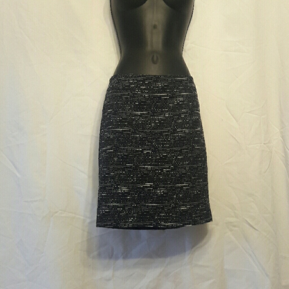 Ann Taylor (loft) petites  black and white skirt