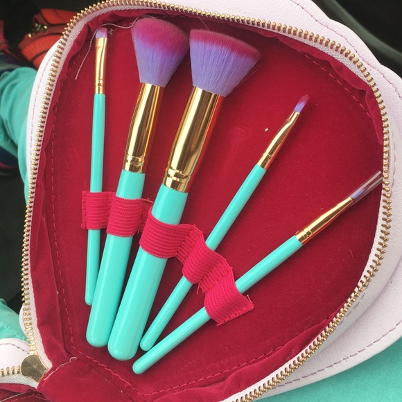 New clamshell case makeup brushes - Picture 3 of 4