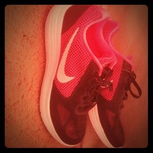 Nike Revolution 3s