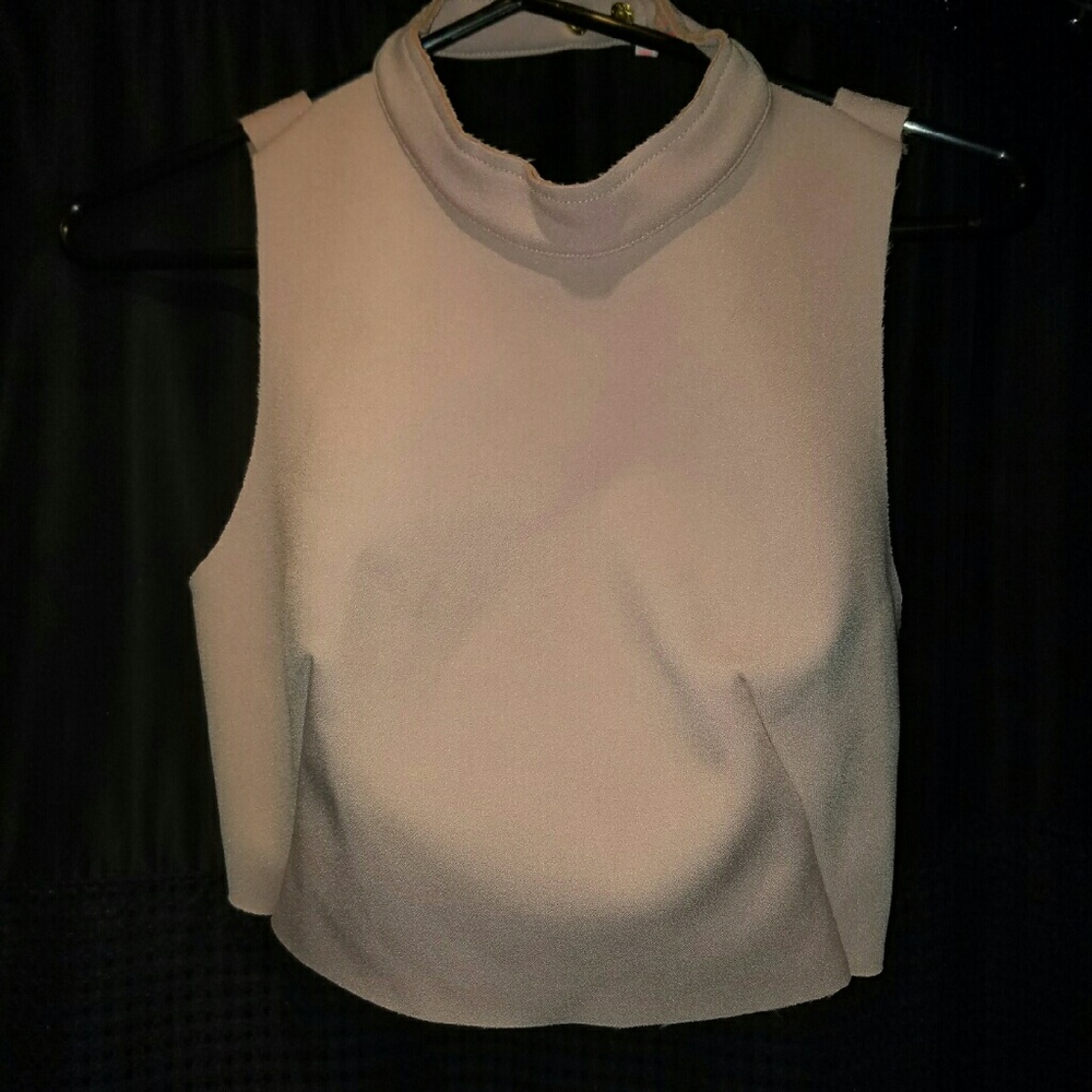 Crop top with back opening