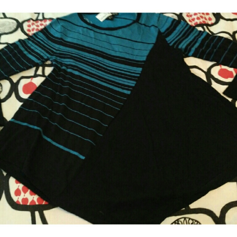 United States Sweater size medium NWT tunic style