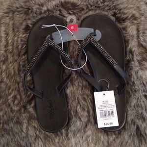 NWT Mossimo flip flops!