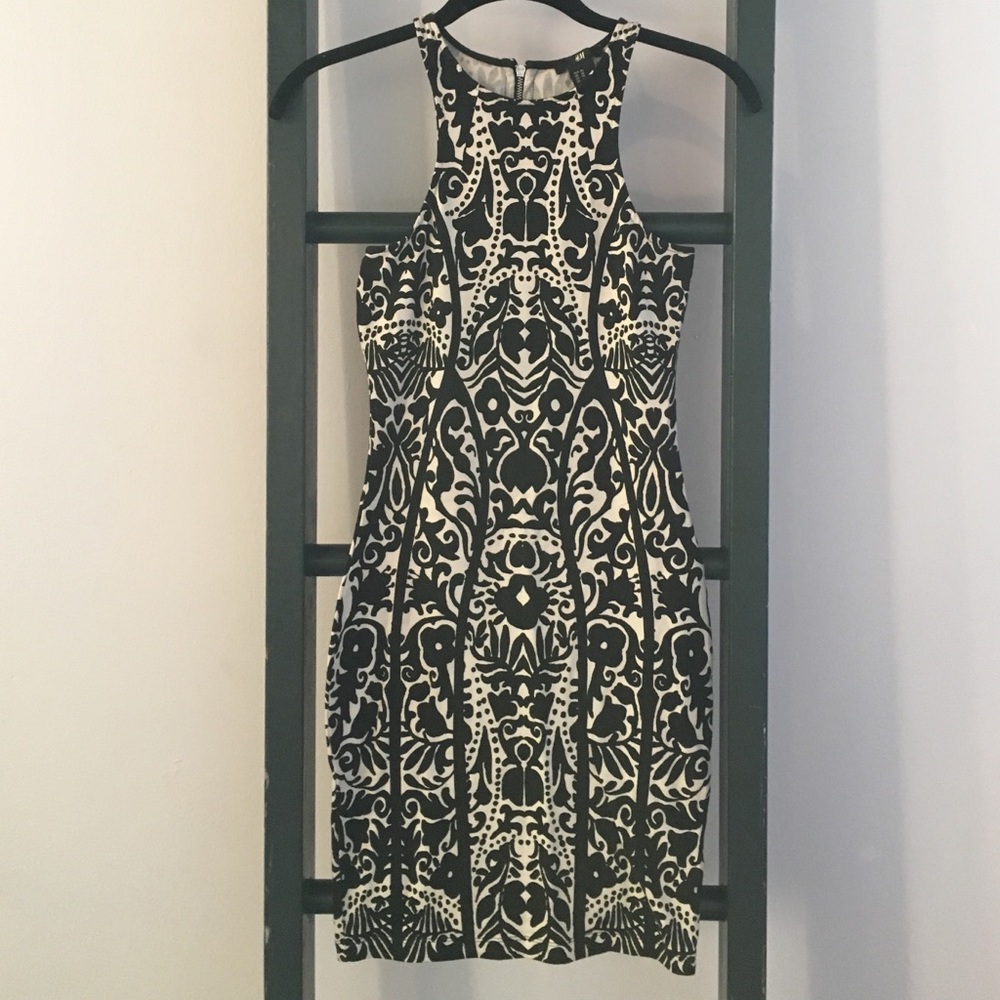Printed black and white bodycon dress!