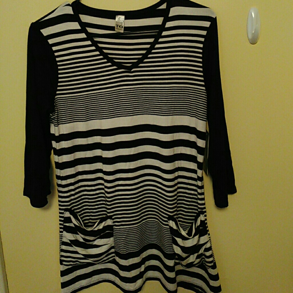 NWT Thomas & Olivia black & white tunic small