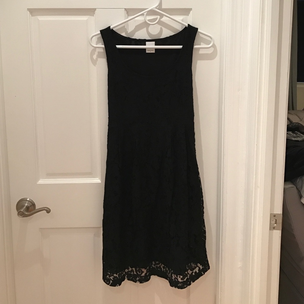 Black lace sleeveless maternity dress size small.