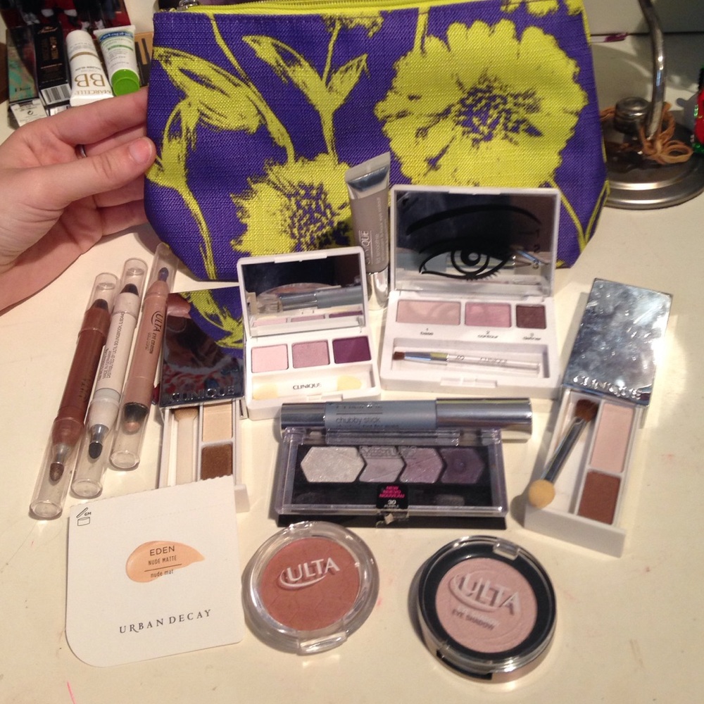 eyeshadow bundle and free bag💕