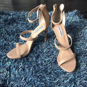 Stylish, sleek NUDE STEVE MADDEN HEEL!