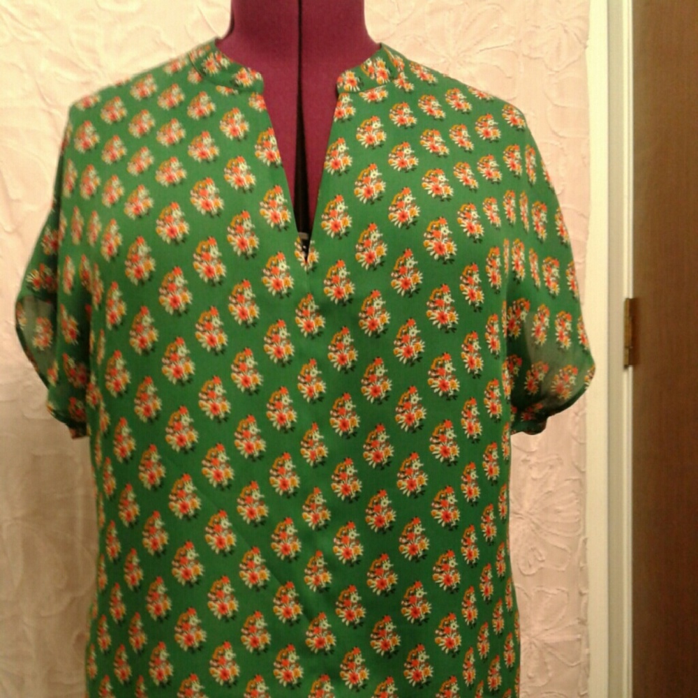 NWT CAbi Stevie Top size med