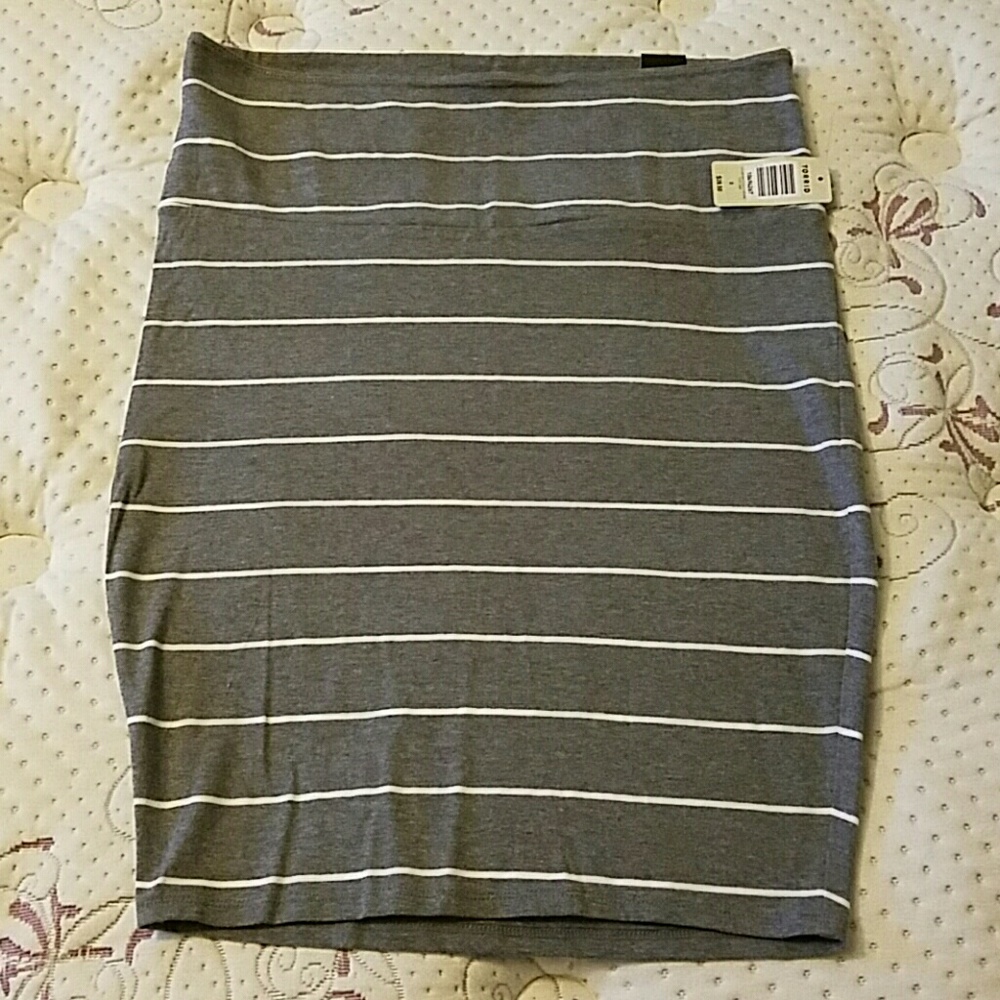 New gray and white torrid skirt