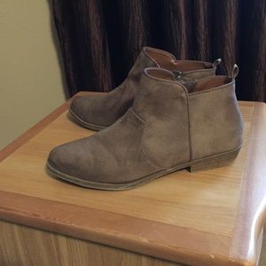 GAP Tan suede booties