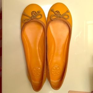 Mustard Tory Burch flats sz 7 BRAND NEW NEVER WORN