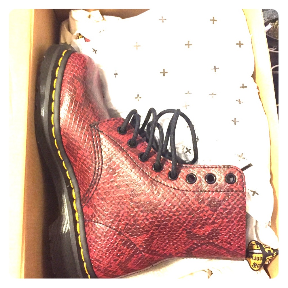 Size 6 doc martins. Worn once. New in box