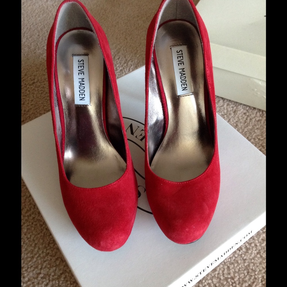 Steve Madden red pumps
