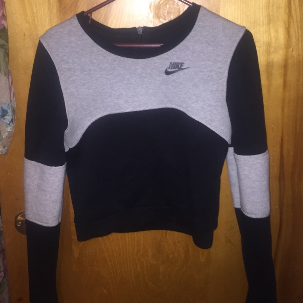 Gray/black Nike sweater/shirt