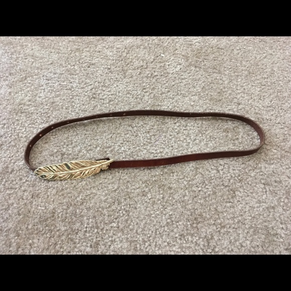 ✨Like New✨ Gold Feather Buckle Belt - Picture 2 of 3