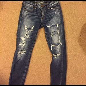 AMERICAN EAGLE RIPPED JEANS
