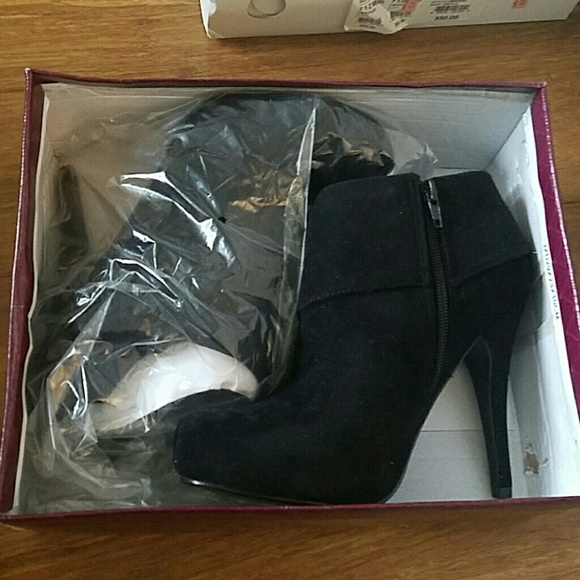 Black suede booties - Picture 2 of 3