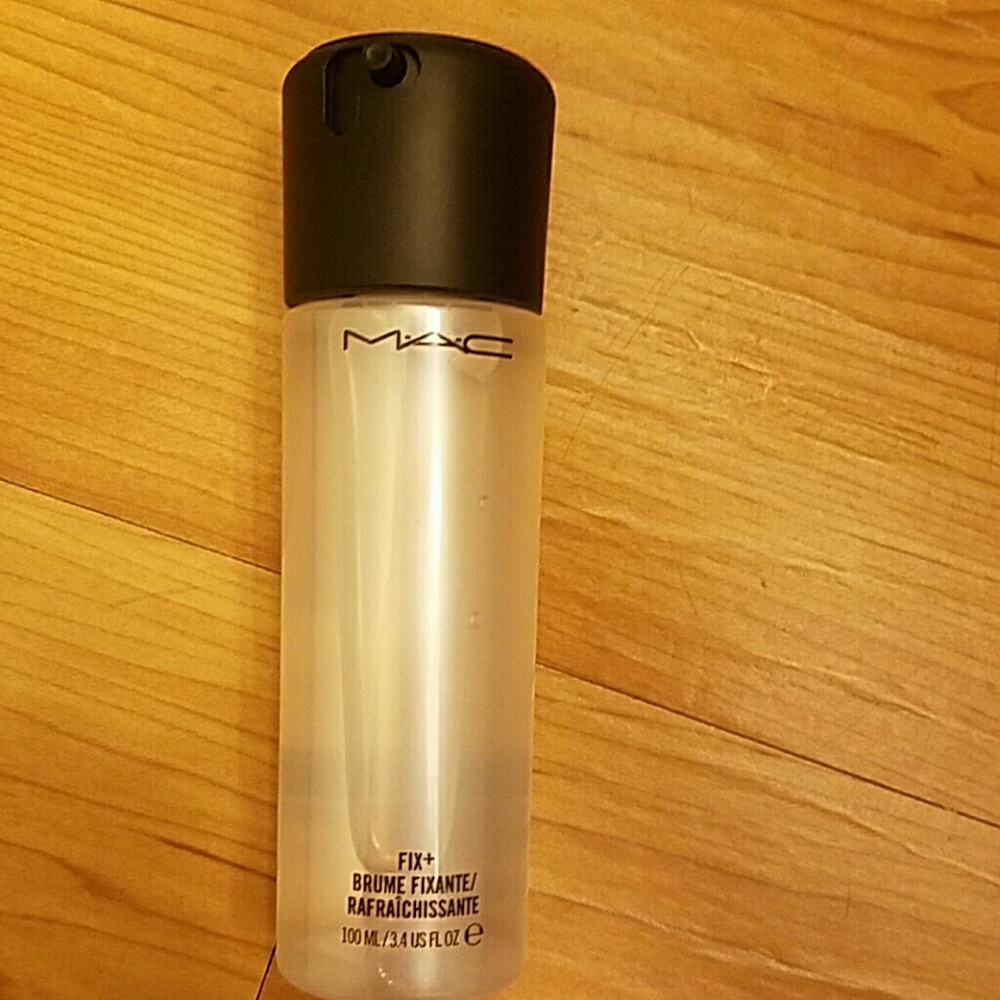 ***** SOLD*****   Mac skin refresher with sample