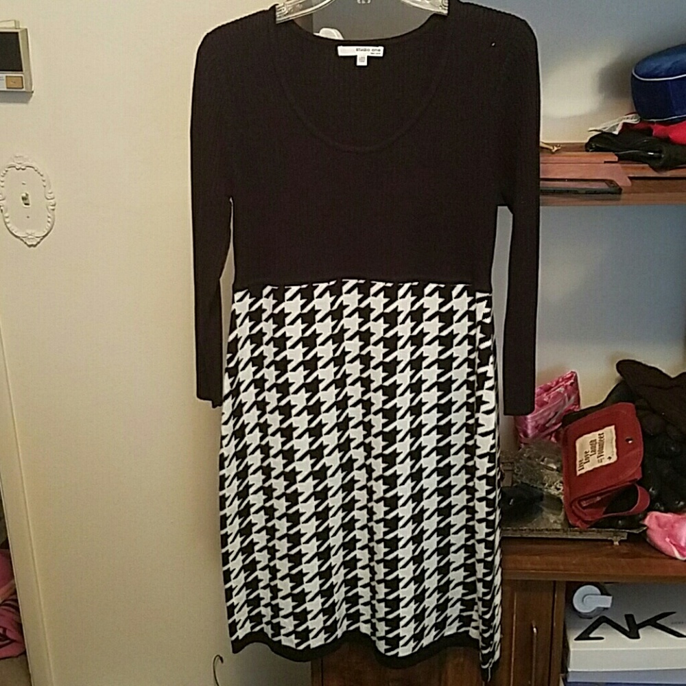 Knit longsleeve dress with black and white bottom