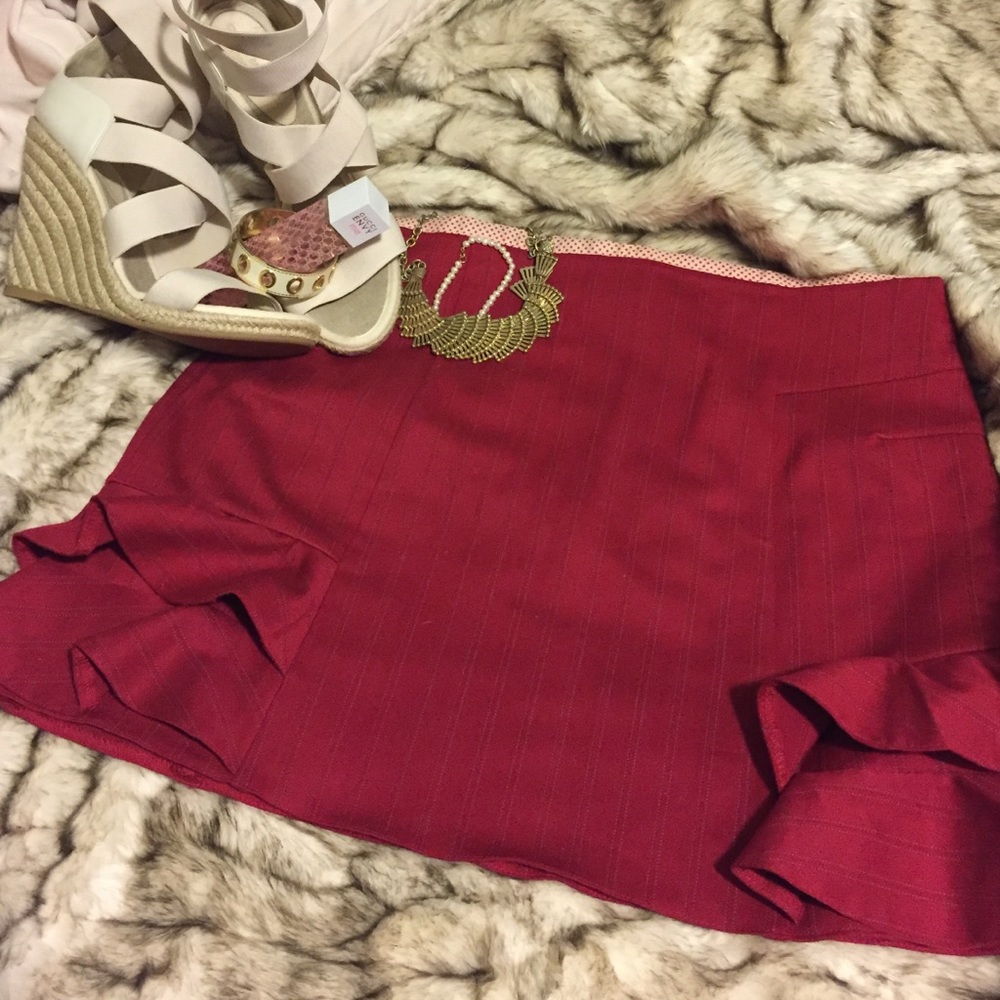 💄 Red, pin striped mini skirt w ruffles 💋