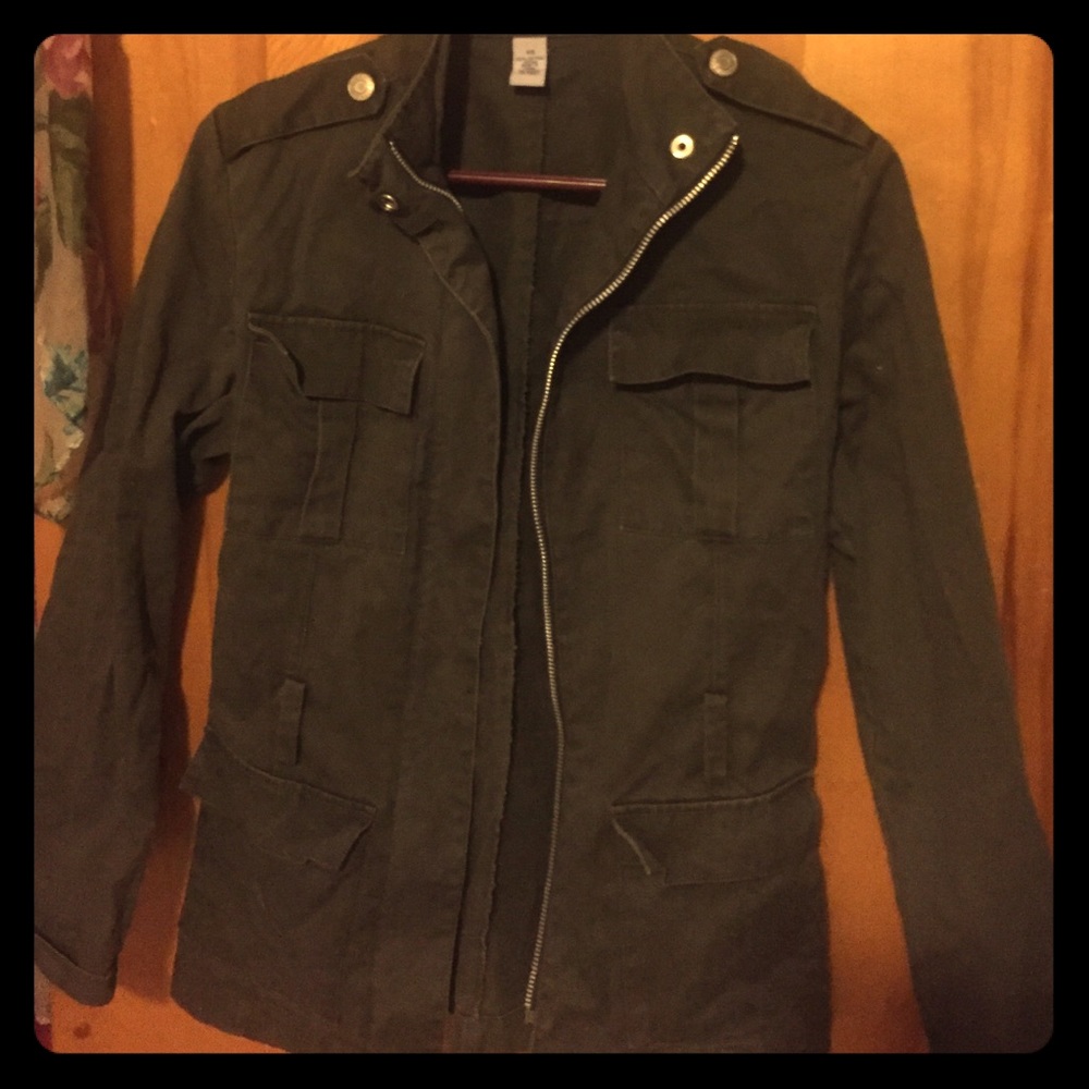 Olive green utility coat. Pockets, xtra small