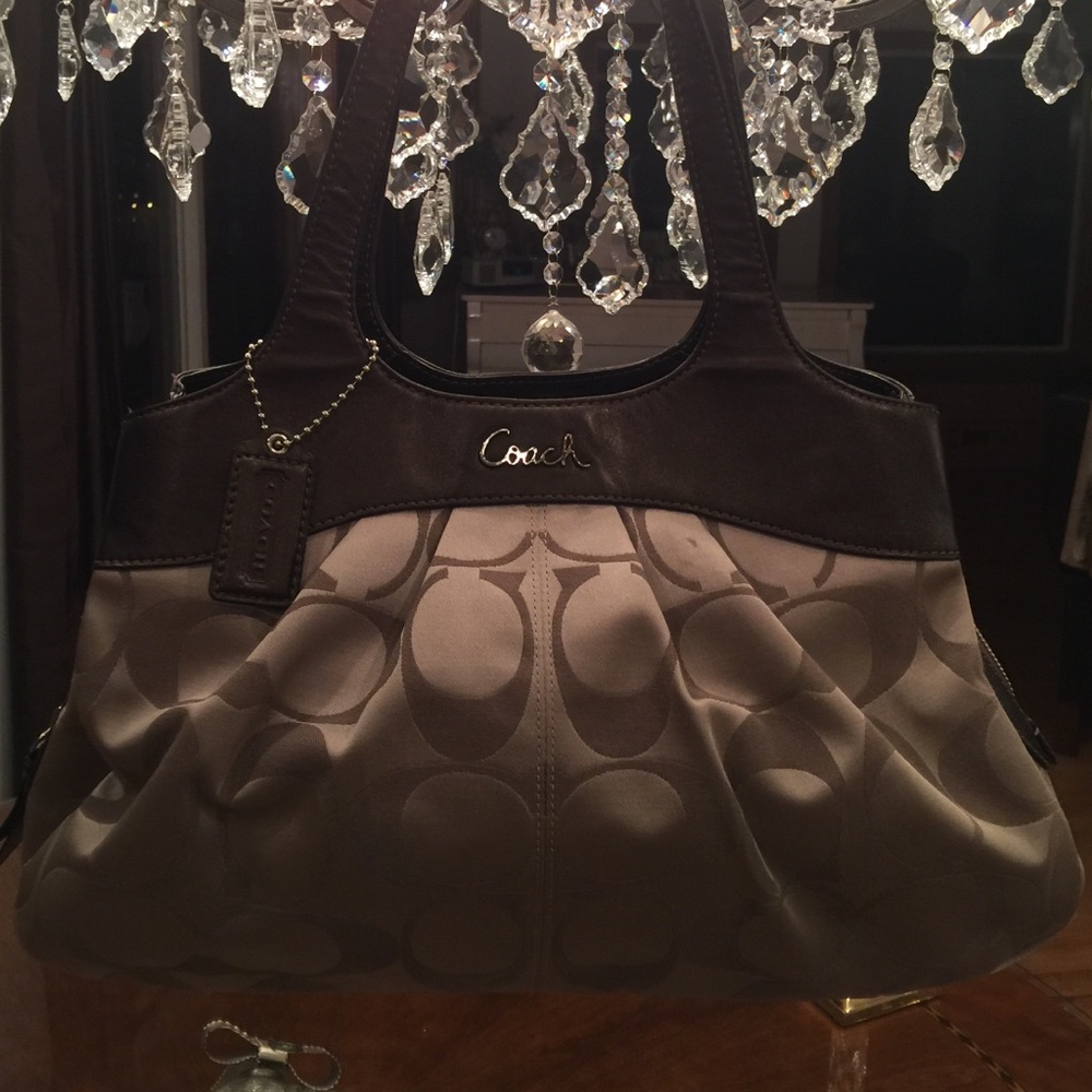 Coach Signature Authentic Shoulder Handbag!