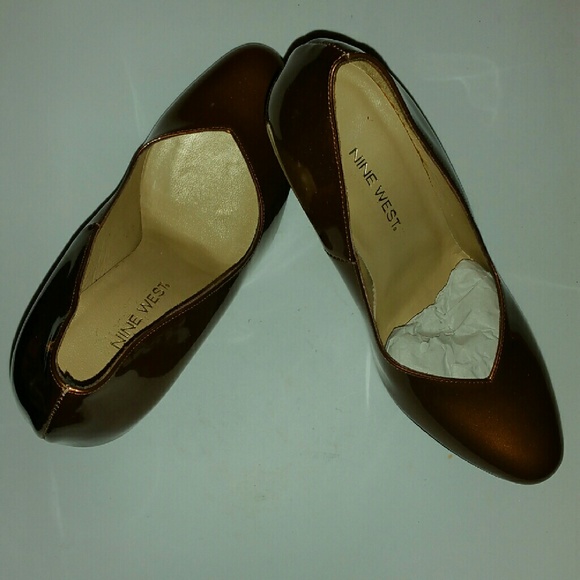 Red used once hand bag, 3 sandals - Picture 4 of 4