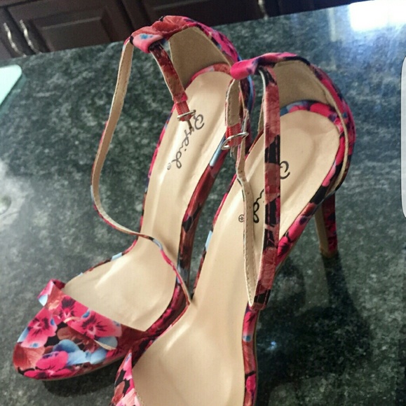 🌸Floral High Heels🌸 - Picture 2 of 3