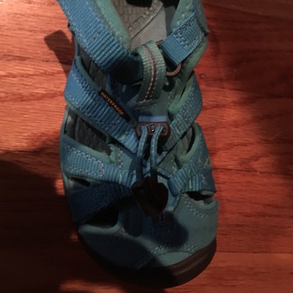 Keen sandals - like new - Picture 2 of 3