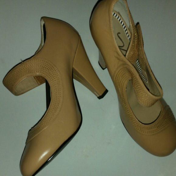 Shoes - Picture 1 of 4