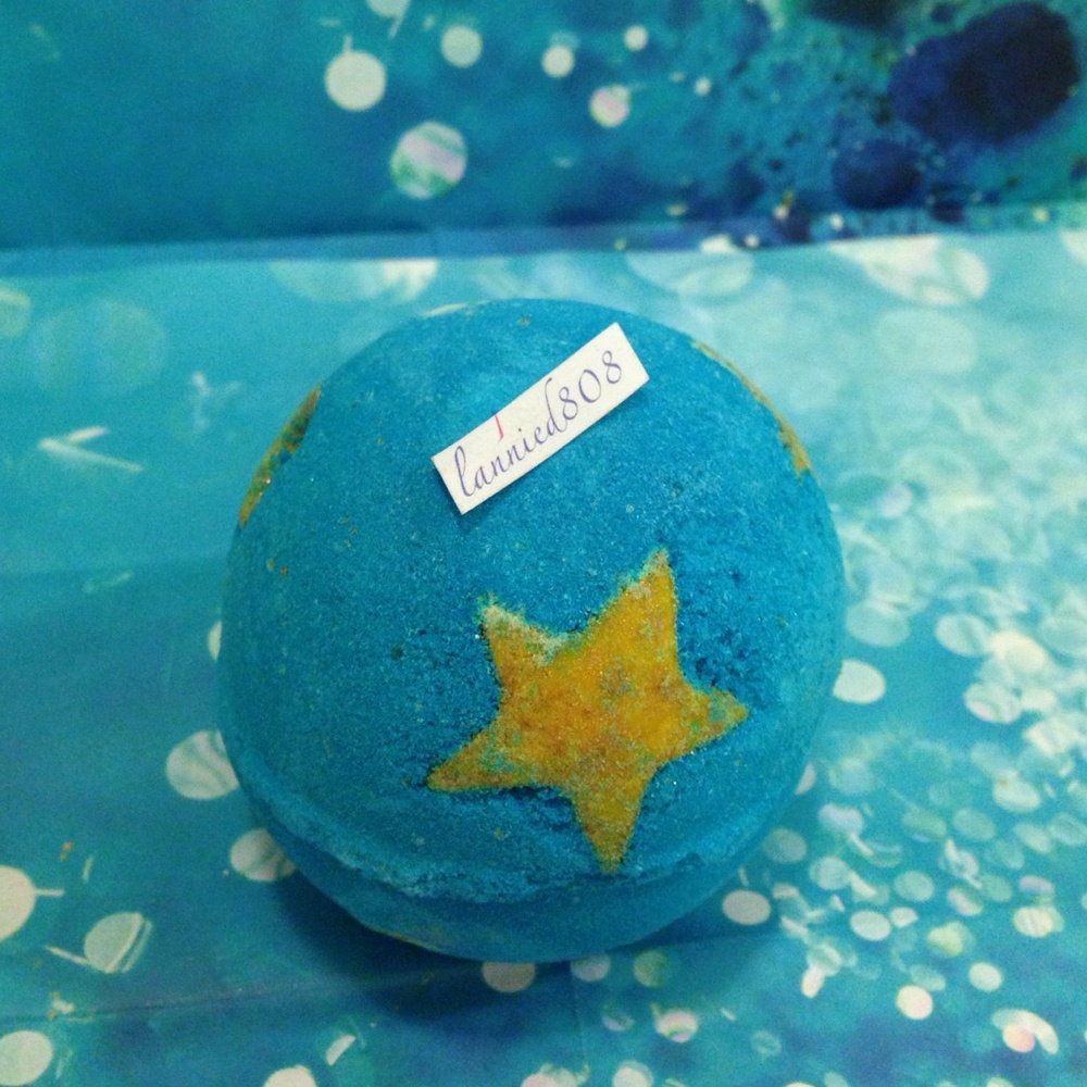 💙Lush Cosmetics Shoot for the Stars Bathbomb💙