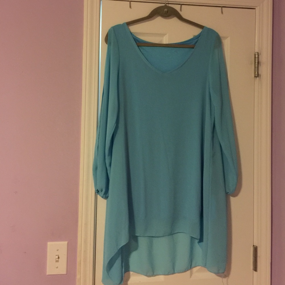 Spring top with cold shoulder detail
