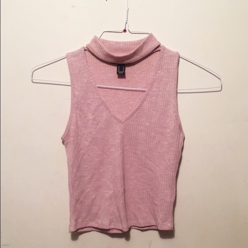Sleeveless cropped top with a chocker