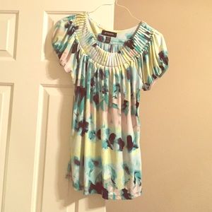 🌟🌺 Cute top dress up or down
