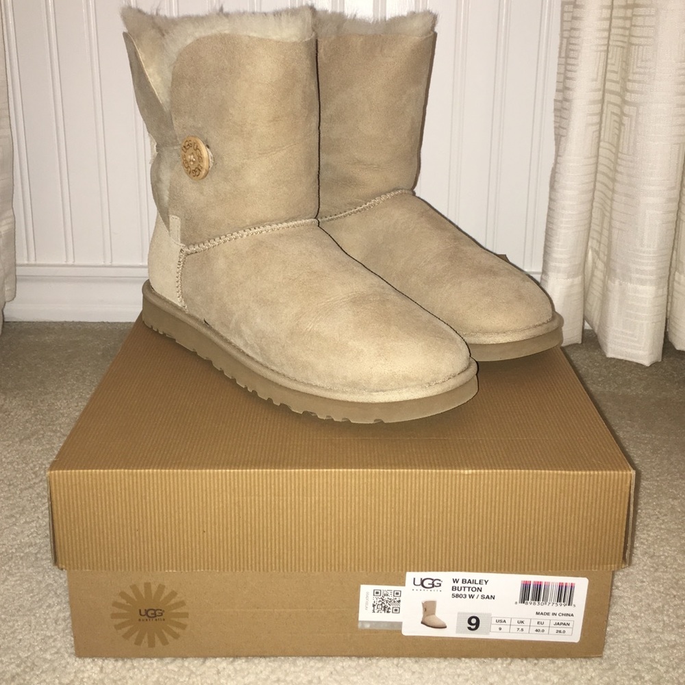 UGG Australia Bailey Button in Sand