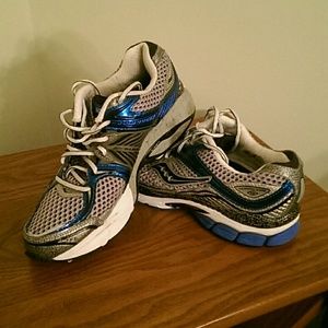 Saucony Hurricane 12 - size 8.5