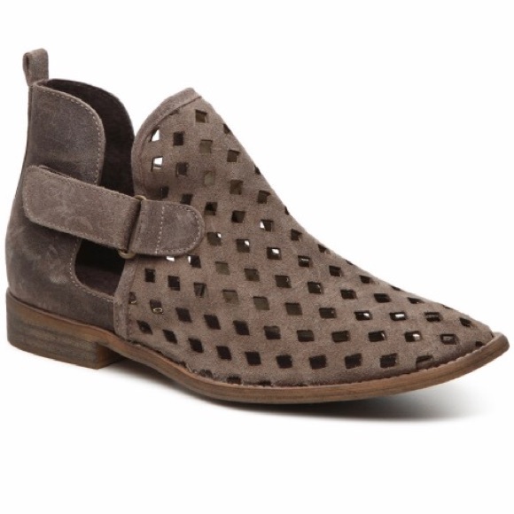 Western Boho Chic Ankle Cutout Distressed Bootie - Picture 1 of 4