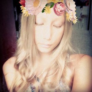 Meet your Posher, Caitlin