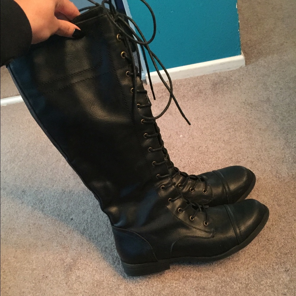 BLACK KNEE HIGH LACE UP BOOTS