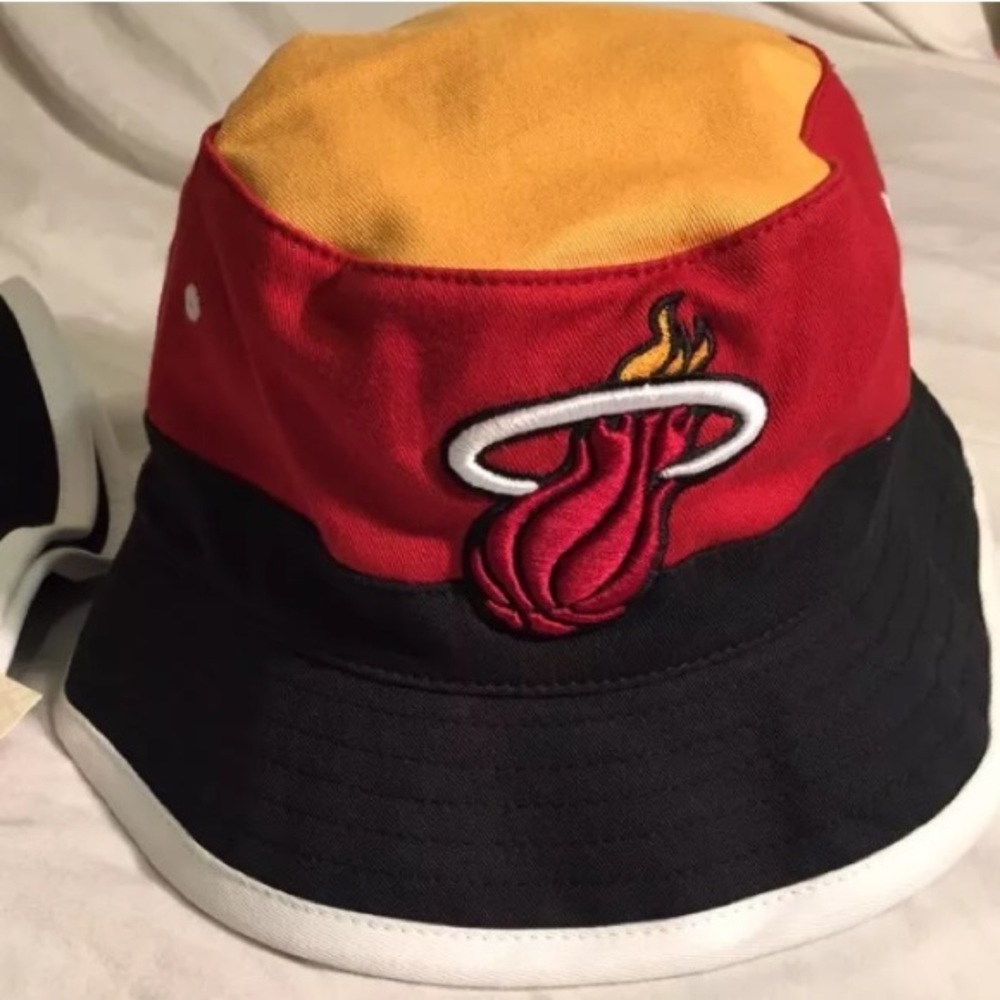 Miami heats Mitchell & ness bucket hat MEDIUM NWT