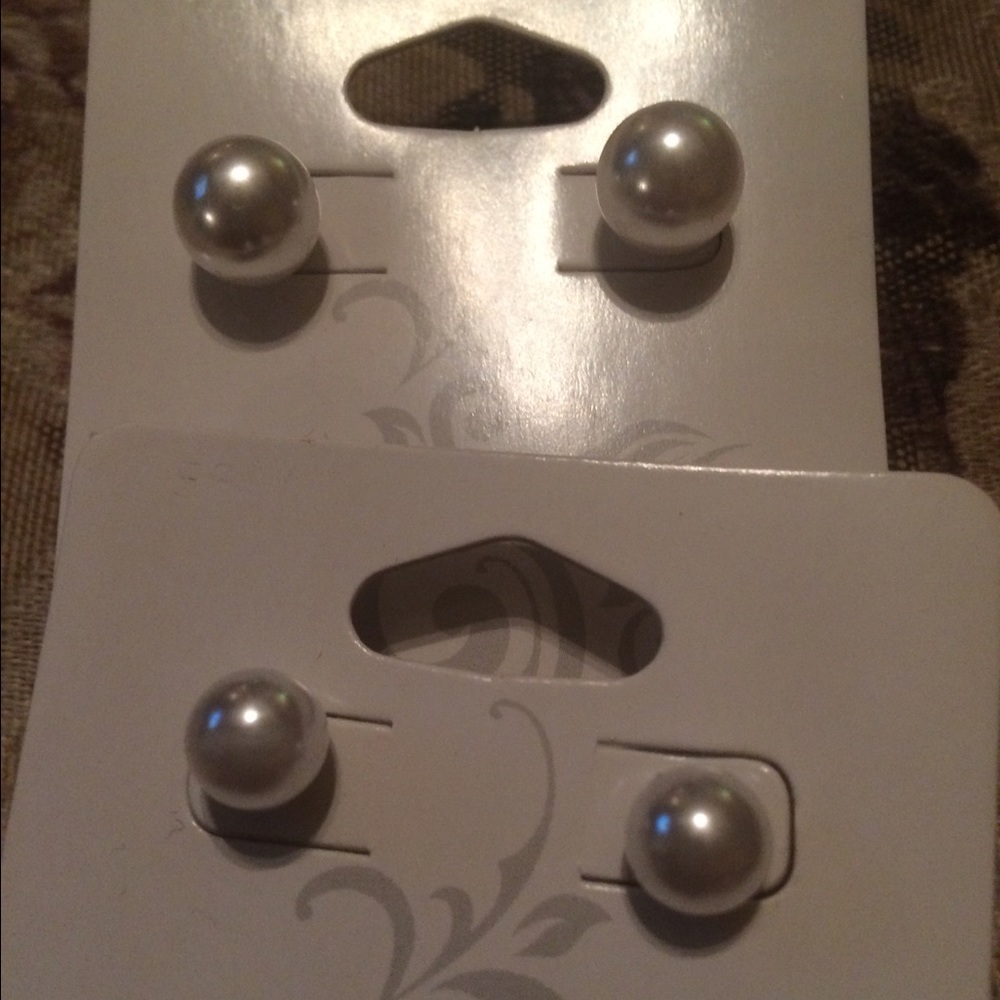 Set of 2 pairs of pearl earrings