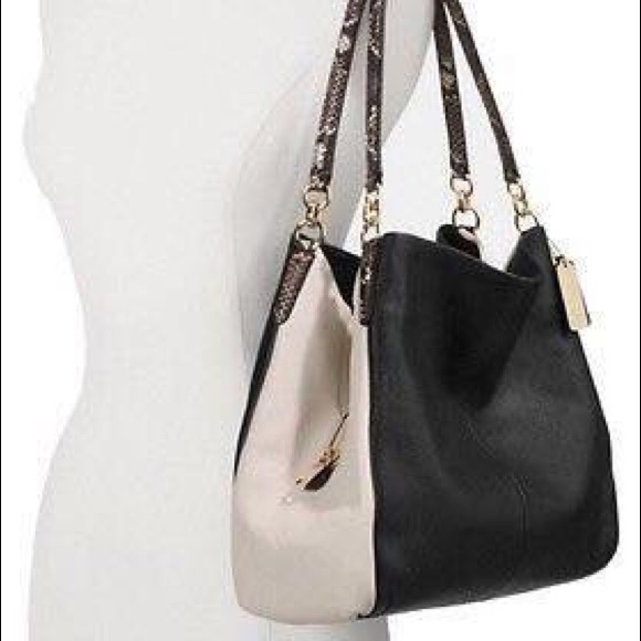Coach Handbags - Authentic Coach 👜 Shoulder bag.