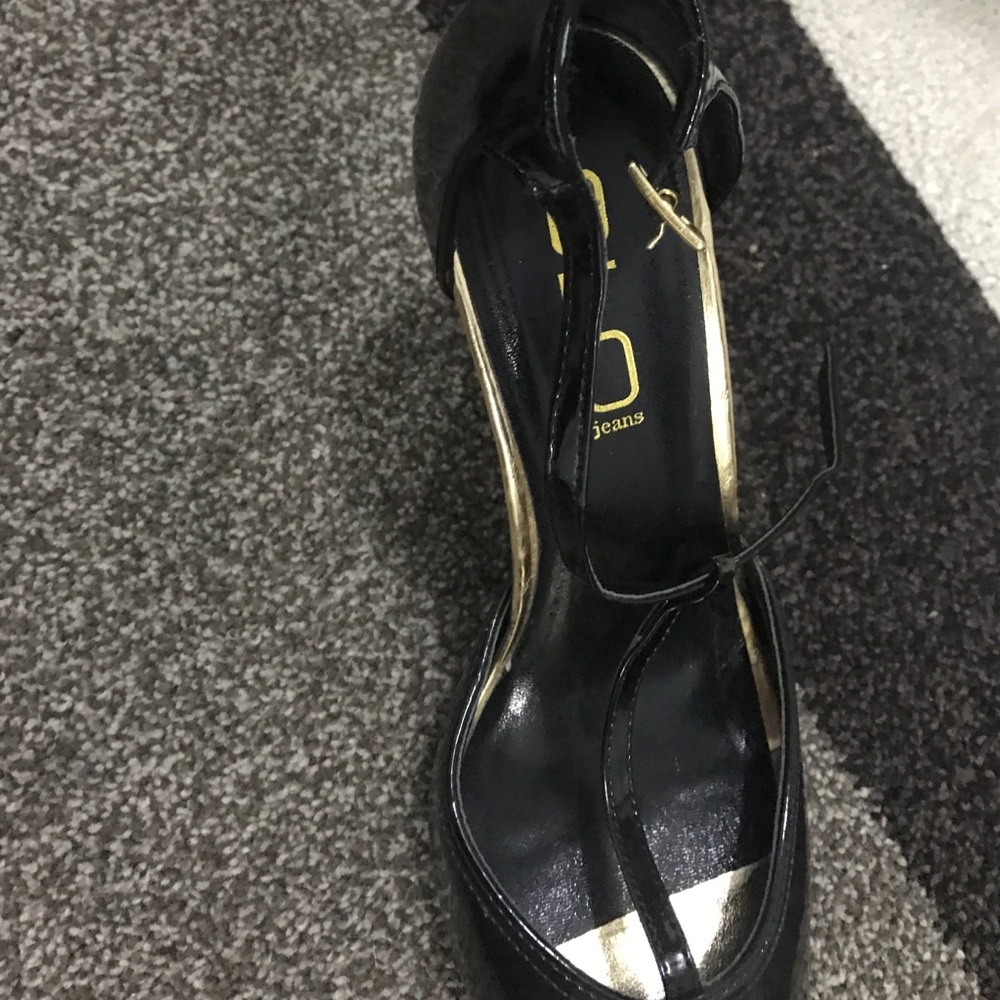 Heels - Picture 3 of 3