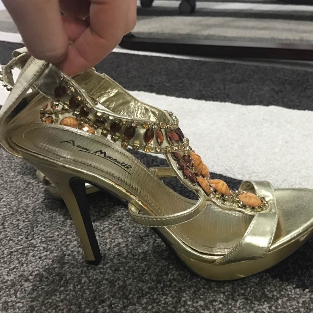Goldish heels - Picture 2 of 3