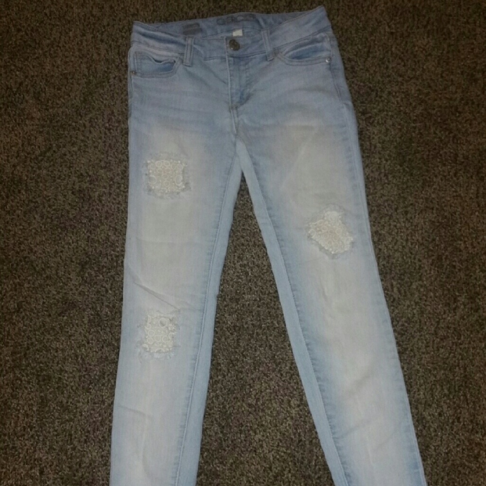 Light skinny jeans w/lace patches